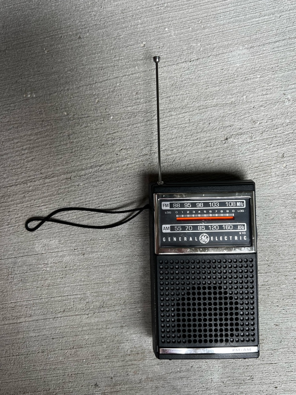 General Electric Portable AM/FM Radio in Black